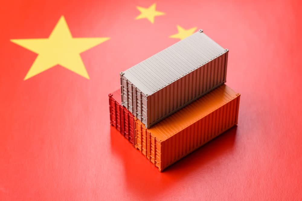 Conteneurs miniatures posés sur le drapeau de la Chine.